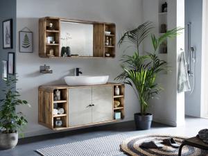 Masívna zostava kúpeľňového nábytku Dingle III z recyklovanej borovice a MDF, lakovaná, prírodná a šedá