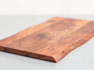 Dřevěné prkénko na krájení 38x23x2 cm